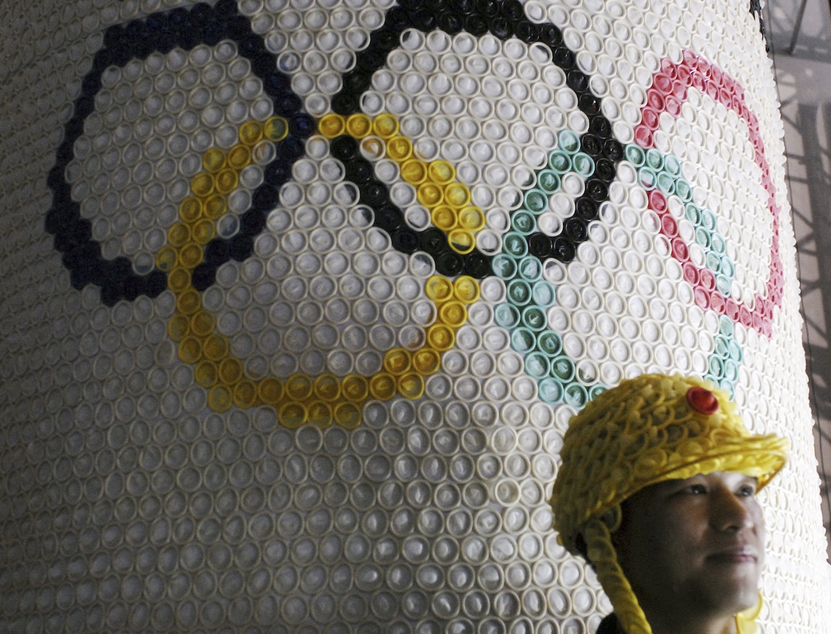 Un poster con i cerchi olimpici realizzati con preservativi durante un evento a Pechino nel 2007 (REUTERS/Ge Gong)