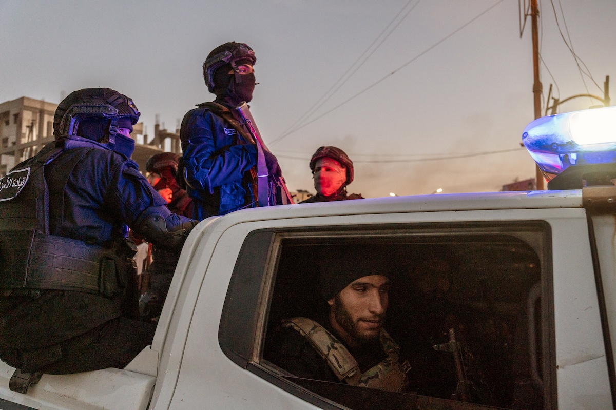 Agenti della Sicurezza Interna durante un pattugliamento a Raqqa (Gabriele Micalizzi, CESURA, per il Post)