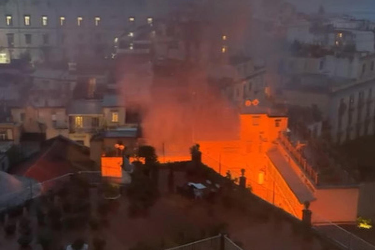 Un incendio ha distrutto il teatro Sannazaro di Napoli