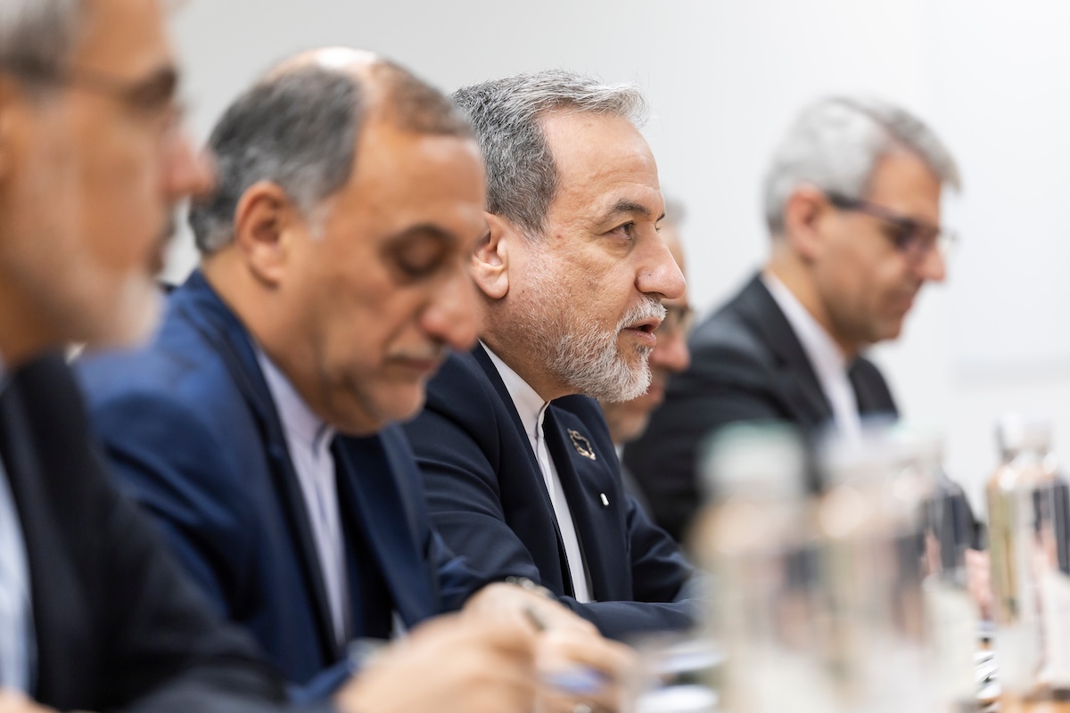 Gli Stati Uniti negoziano con l’Iran, ma si preparano a un attacco