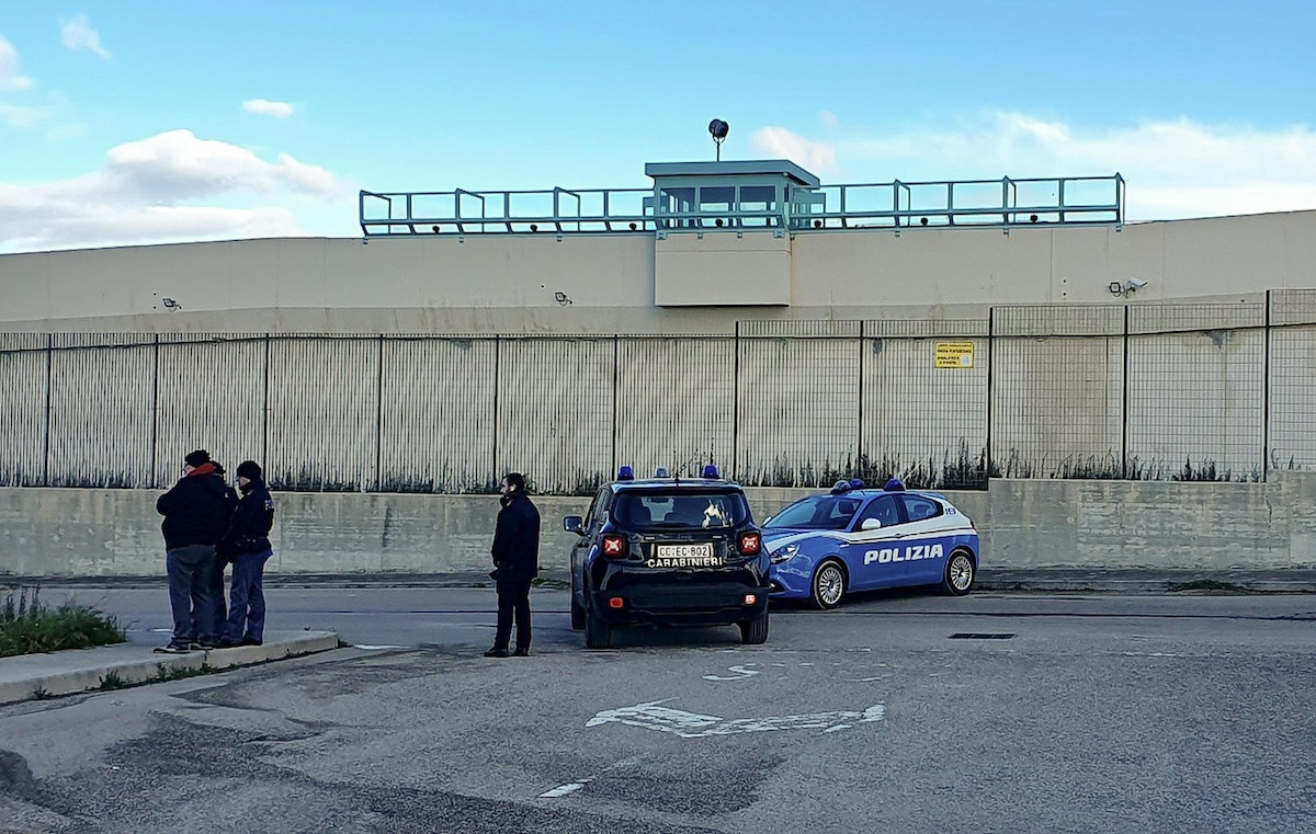 Un muro esterno del carcere di Sassari, 29 gennaio 2023 (ANSA/Vincenzo Garofalo)