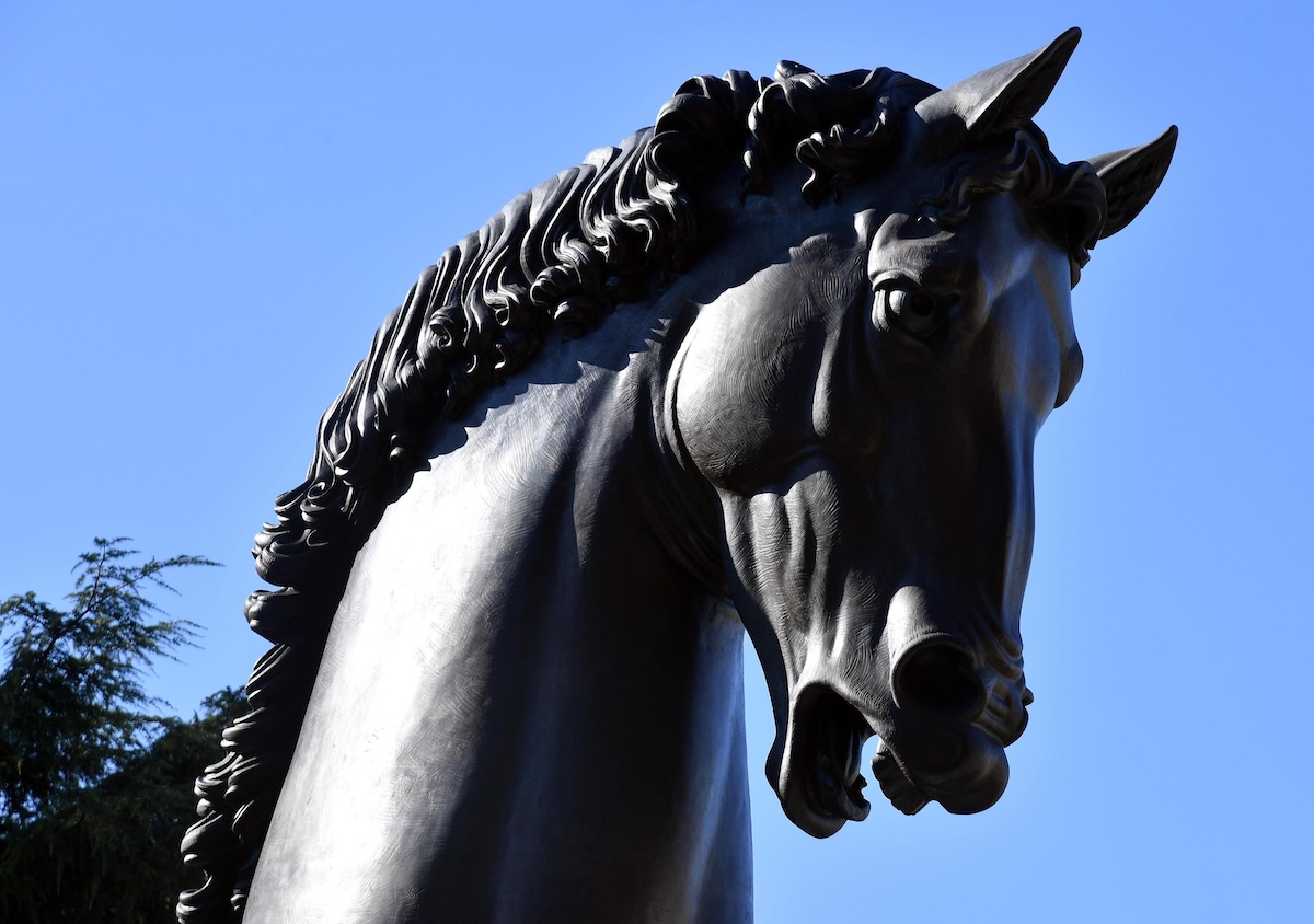 Il cosiddetto "Cavallo di Leonardo" davanti all'Ippodromo di Milano, 27 agosto 2018 (ANSA/DANIEL DAL ZENNARO)