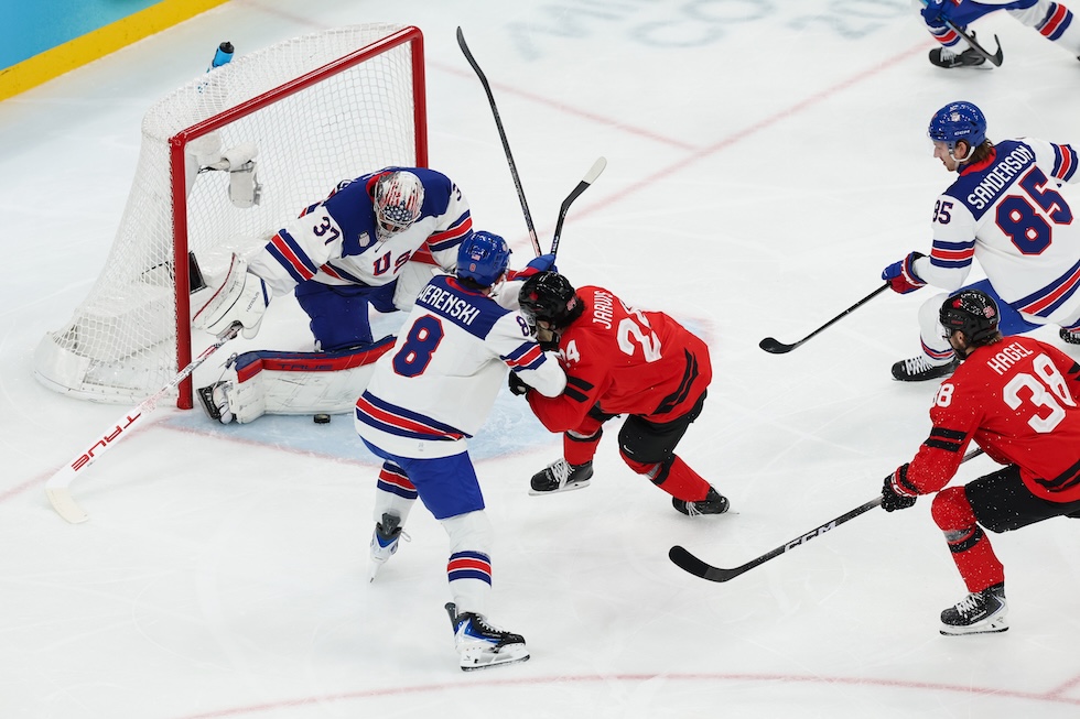 Si sta giocando l’attesissima finale di hockey fra Stati Uniti e Canada