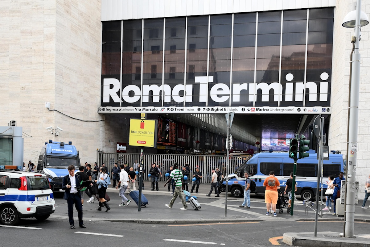 Alcuni poliziotti e carabinieri sono accusati di aver rubato alla Coin di Termini