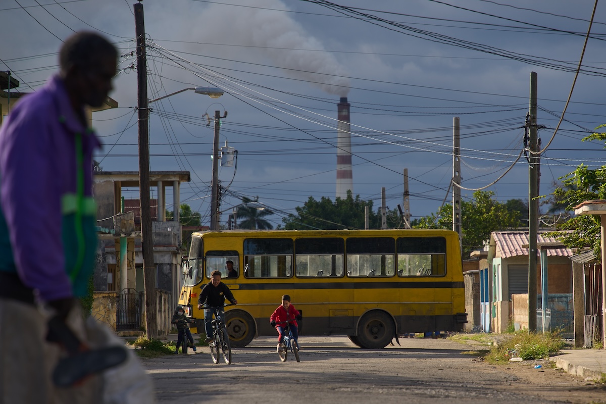 Persone in bicicletta e a piedi a Santa Cruz del Norte, Cuba, 3 febbraio 2026 (AP Photo/Ramon Espinosa)