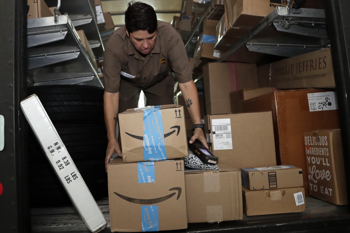 Il governo ha fatto un gran pasticcio con la tassa sui pacchi