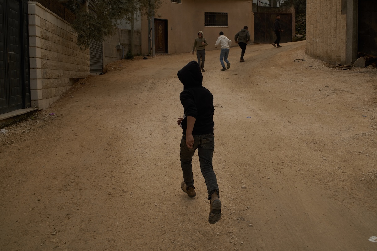 L’esercito israeliano ha sparato a un ragazzino palestinese, poi è rimasto a guardare