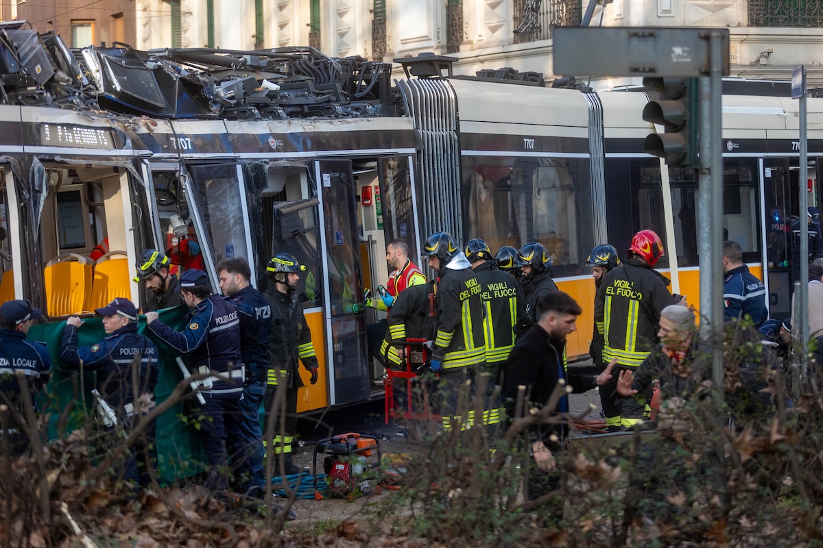 I vigili del fuoco durante i soccorsi delle persone ferite nel deragliamento del tram a Milano