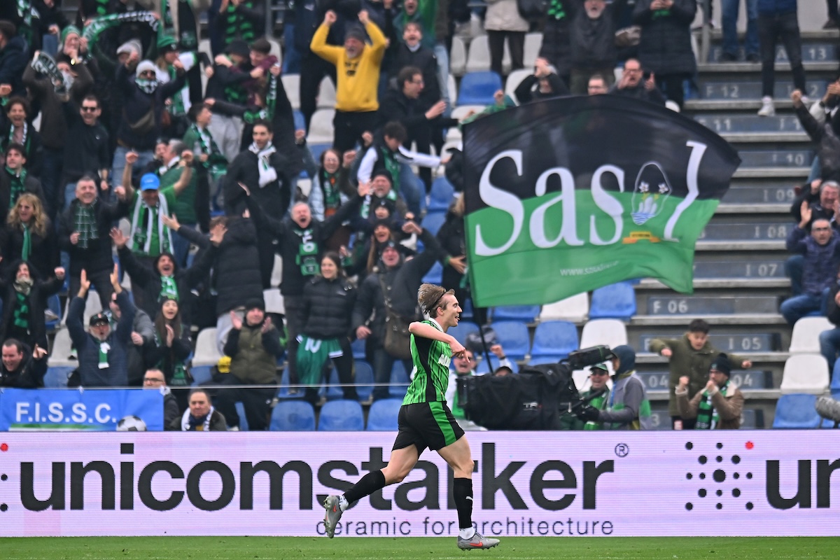 Il calciatore del Sassuolo Kristian Thorstvedt festeggia dopo il suo gol spettacolare contro l'Atalanta, 1 marzo 2026 (Alessandro Sabattini/Getty Images)