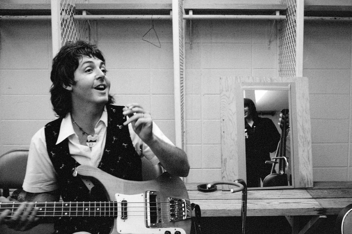 Paul McCartney in un'immagine tratta da Man on the Run (via IMDb)