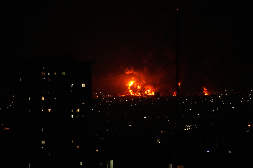 Israele ha attaccato molti depositi di carburante a Teheran