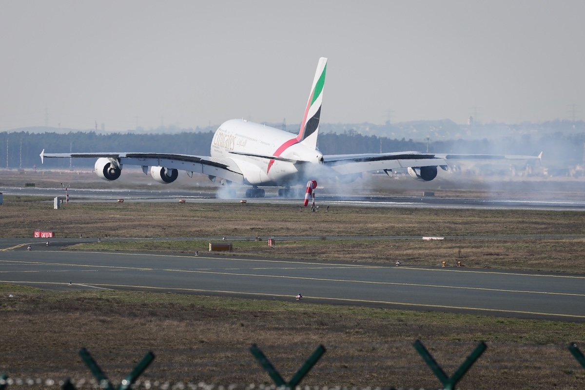 Un aereo di Emirates atterra a Francoforte, in Germania, con a bordo passeggeri partiti dall'aeroporto internazionale di Dubai, 3 marzo 2026 (Andreas Rentz/Getty Images)