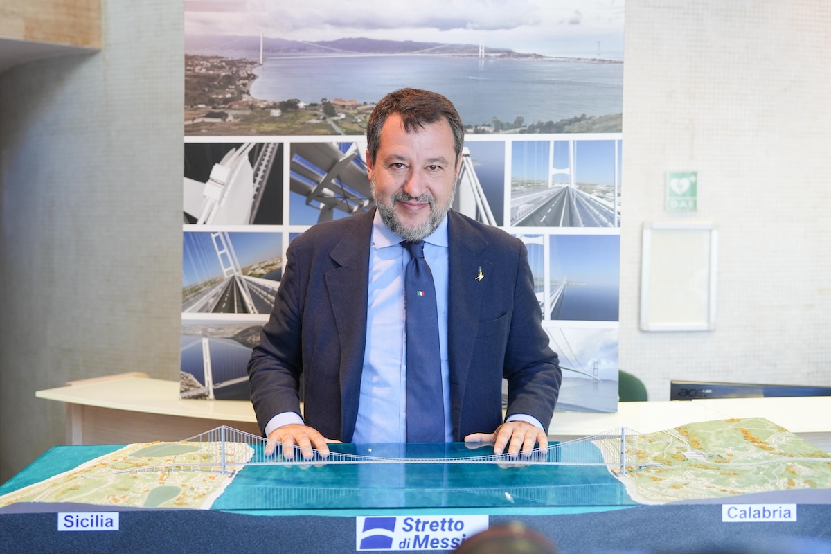 Salvini ha imparato la lezione sui tempi del ponte sullo Stretto