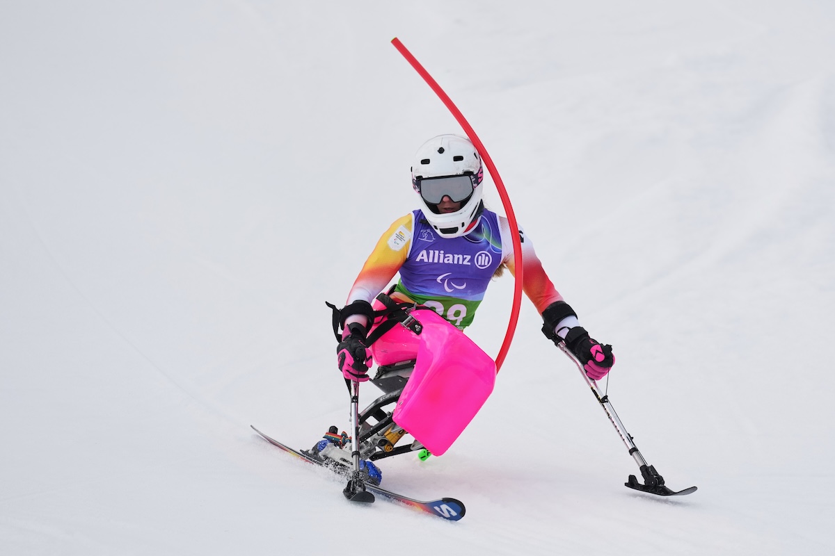 La sciatrice spagnola Audrey Pascual Seco durante una gara di slalom della categoria sitting alle Paralimpiadi invernali di Milano Cortina, 10 marzo 2026 (AP Photo/Evgeniy Maloletka)