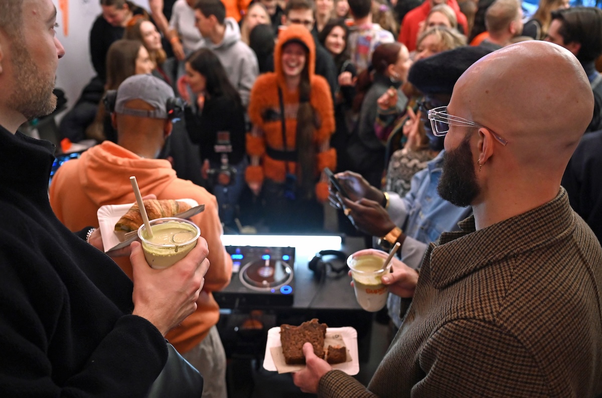 Adesso va di moda andare a ballare di giorno e da sobri