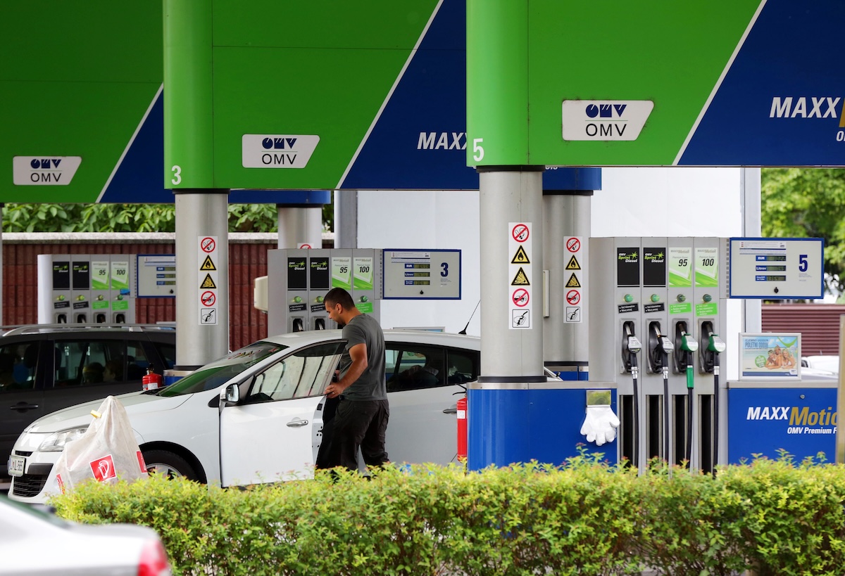 Le lunghe code degli automobilisti italiani ai distributori sloveni