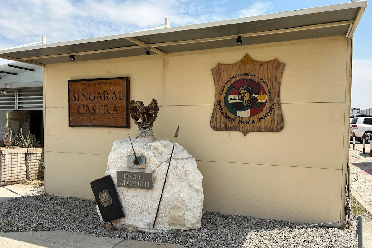 L’insegna della base italiana di Camp Singara, in una foto del 2024 (ANSA/Domenico Palesse)