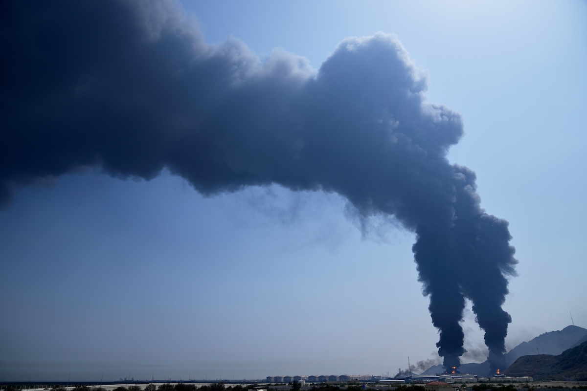 Un deposito di petrolio colpito nel porto emiratino di Fujairah, 14 marzo 2026 (AP Photo/Altaf Qadri)
