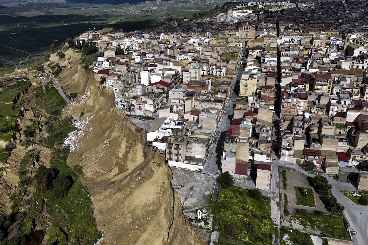 Per i 900 abitanti rimasti sfollati a Niscemi non è facile trovare una casa