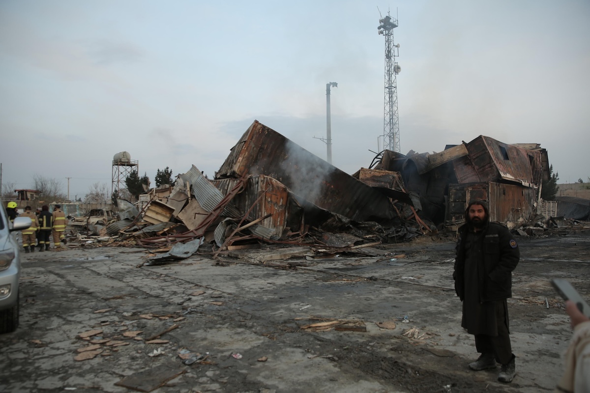 Le macerie a Kabul dopo l'attacco del Pakistan (EPA/SAMIULLAH POPAL)