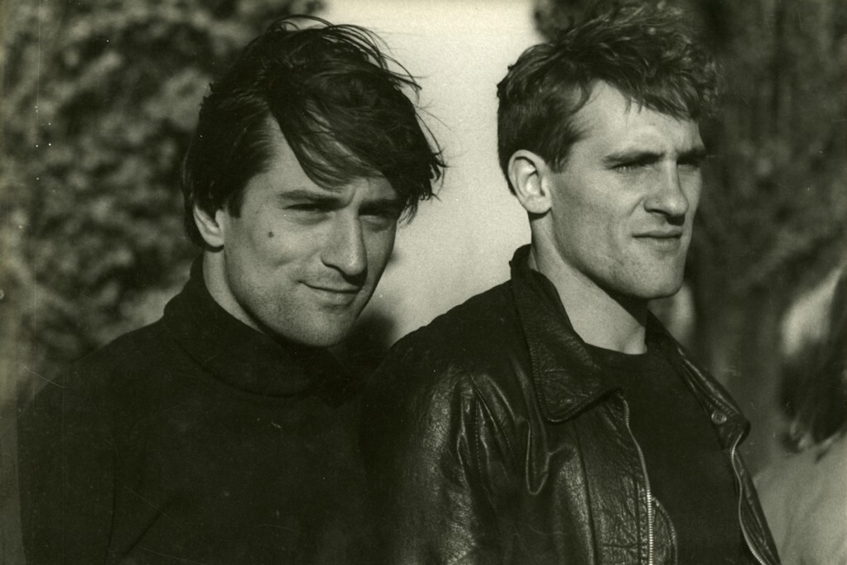 Robert De Niro e Gérard Depardieu sul set di Novecento di Bernardo Bertolucci, in cui interpretano rispettivamente il borghese Enrico Berlinghieri e il contadino Olmo Dalcò (foto Angelo Novi / Fondazione Bernardo Bertolucci)