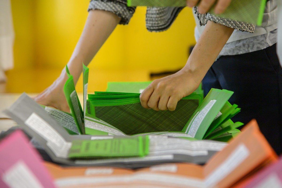 Le italiane all’estero che ricevono i documenti per votare col cognome del marito 