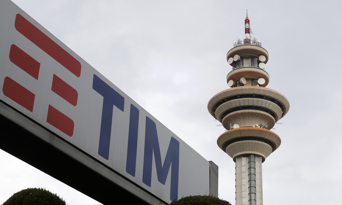 Poste Italiane vuole infine comprarsi tutta TIM