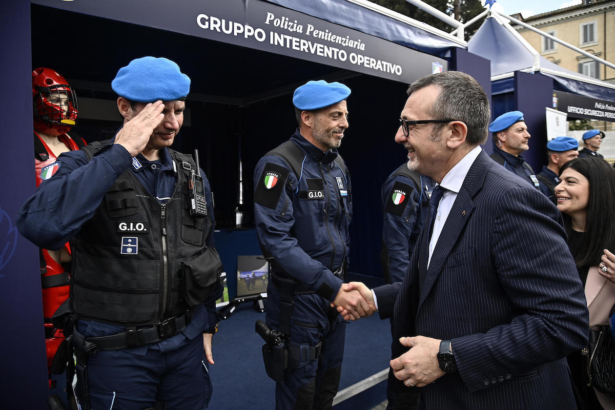 Andrea Delmastro mentre saluta alcuni agenti della polizia penitenziaria, Roma, 25 marzo 2025 (ANSA/RICCARDO ANTIMIANI)