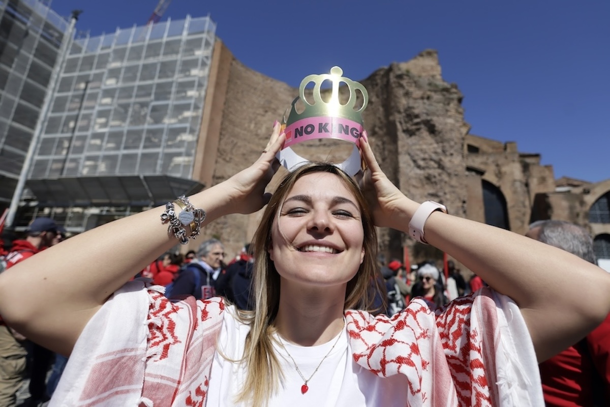 Le foto della grande manifestazione «No Kings» a Roma