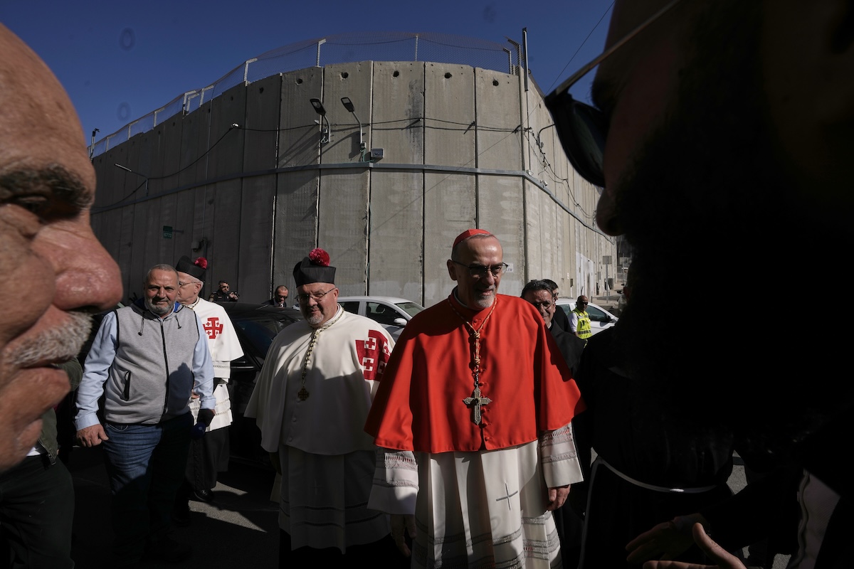 Pierbattista Pizzaballa a un checkpoint militare a Betlemme, il 24 dicembre 2024 (AP Photo/Mahmoud Illean)