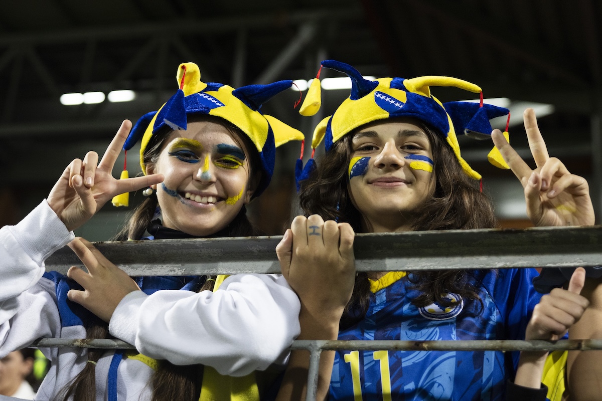 Due tifose bosniache allo stadio Bilino Polje di Zenica, nel 2024 (Getty Images/Maja Hitij)