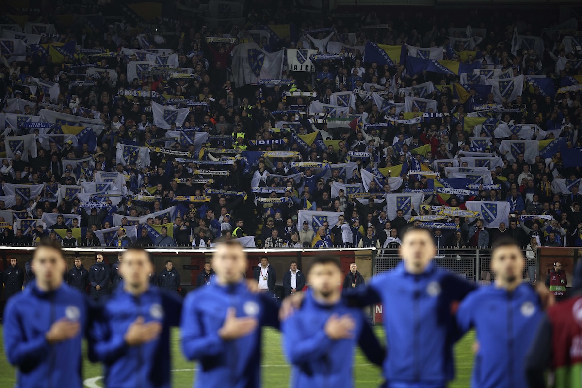 Tifosi bosniaci prima dell'inizio della partita tra Bosnia Erzegovina e Ucraina il 21 marzo 2024 (AP/Armin Durgut)