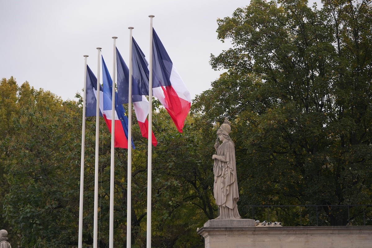 Le divisioni dell’estrema destra francese si vedono sulle bandiere dell’Unione Europea