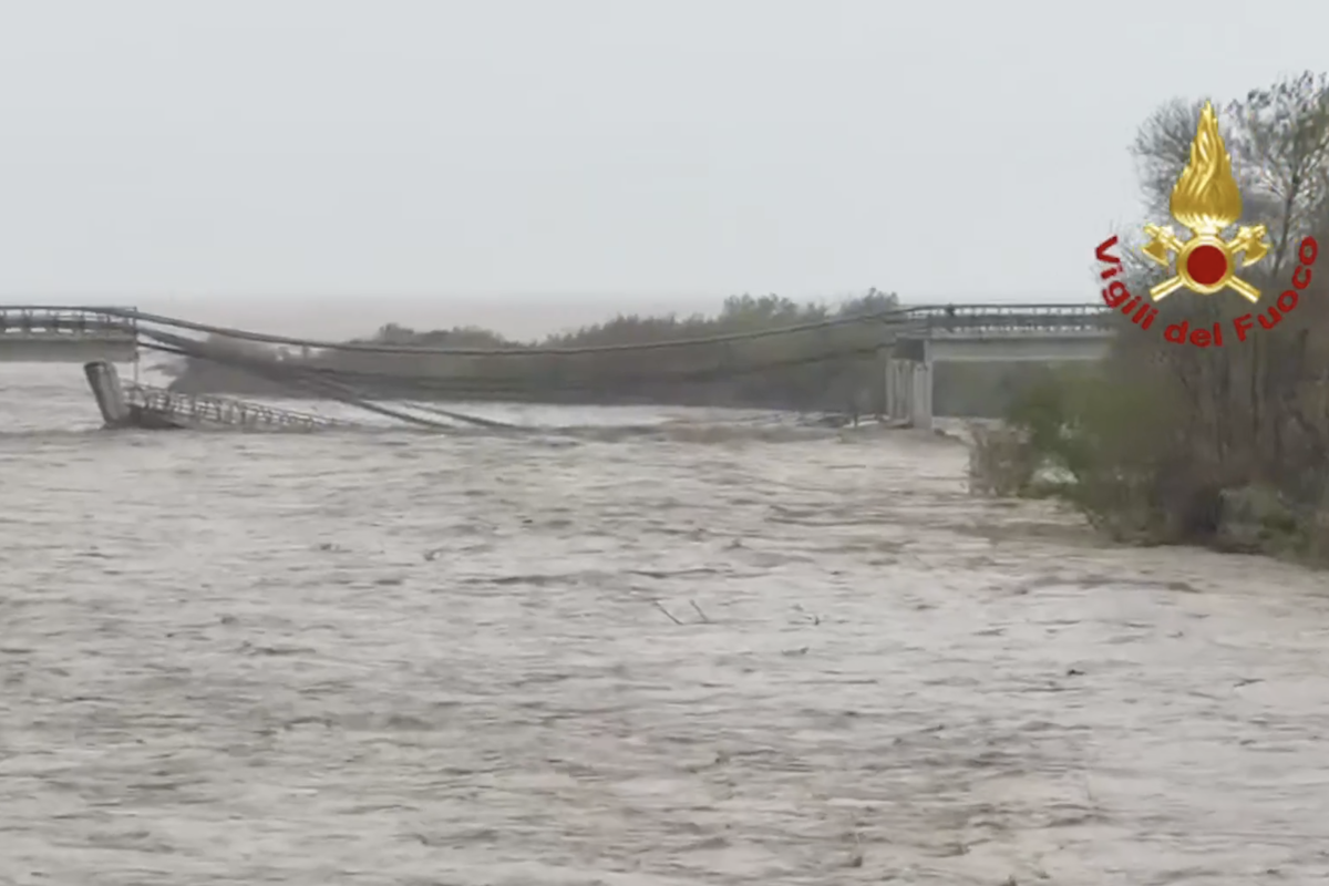 Una piena ha fatto crollare un ponte fra Abruzzo e Molise
