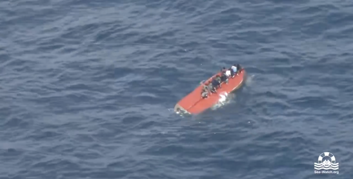 L'imbarcazione ribaltata (Sea-Watch)