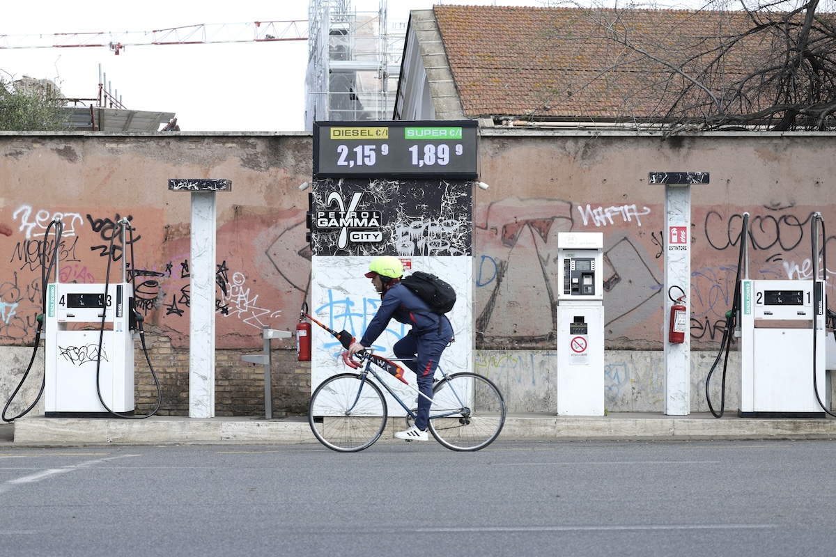 Un distributore di Roma, il 19 marzo 2026 (Cecilia Fabiano/LaPresse)