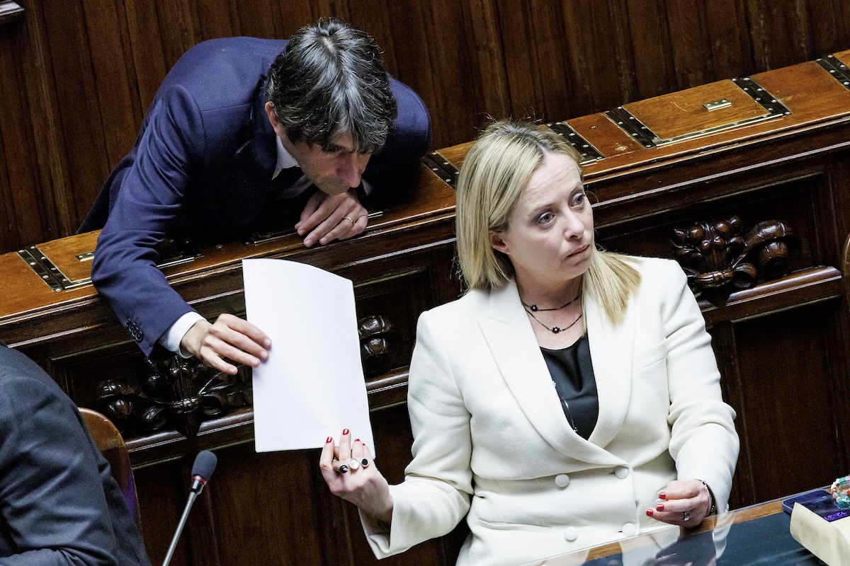 La presidente del Consiglio Giorgia Meloni col deputato di Fratelli d'Italia Giovanni Donzelli alla Camera, il 22 marzo 2023 (Roberto Monaldo/LaPresse)
