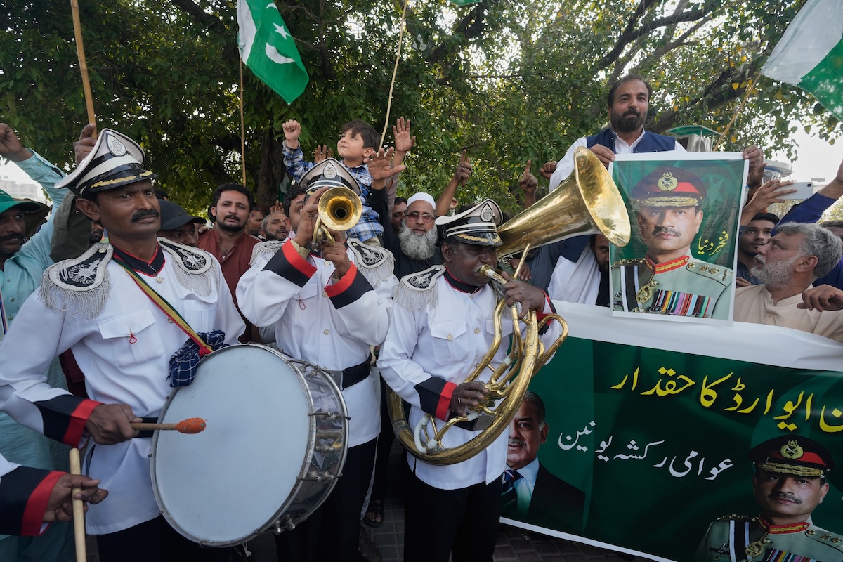 Una manifestazione organizzata da un sindacato pachistano dopo l'annuncio del cessate il fuoco, con un poster del generale Asim Munir (AP Photo/K.M. Chaudary)