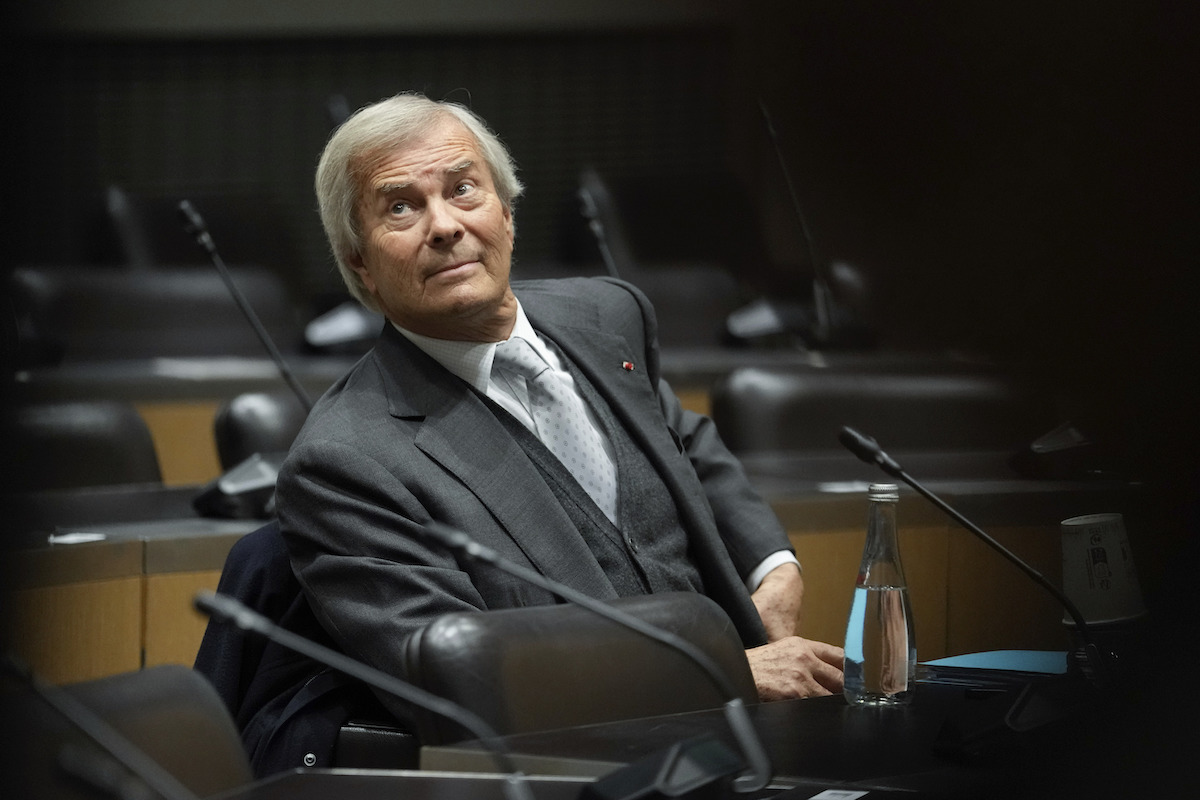 Più di cento scrittori francesi contro Vincent Bolloré