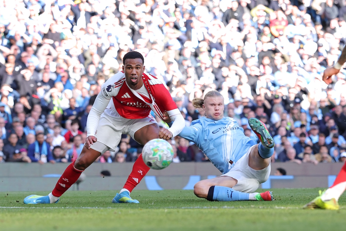 L'attaccante del Manchester City Erling Haaland subito dopo aver tirato in porta la palla del decisivo 2 a 1 nella partita contro l'Arsenal, 19 aprile 2026 (Alex Livesey - Danehouse/Getty Images)