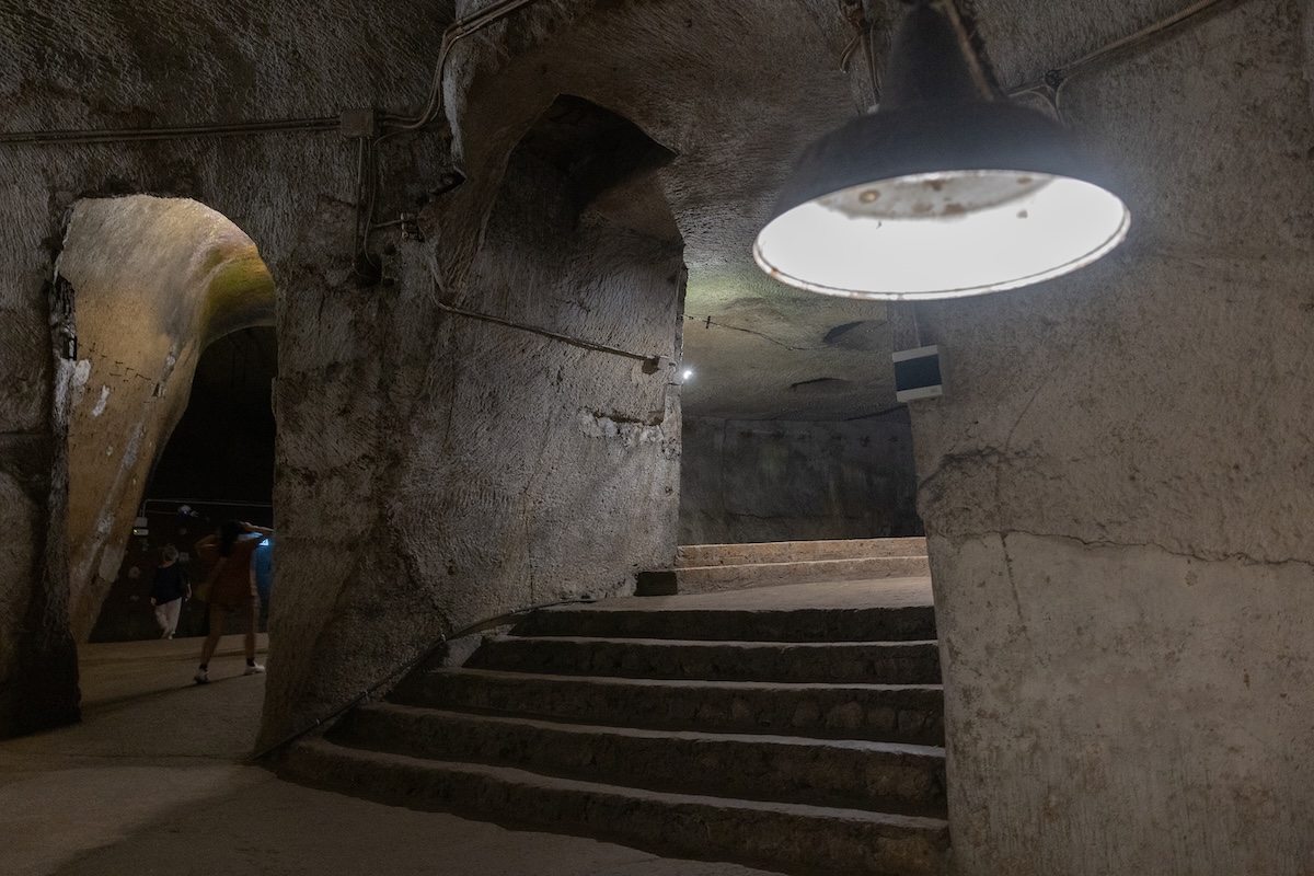 Il sottosuolo di Napoli sembra fatto apposta per le bande criminali