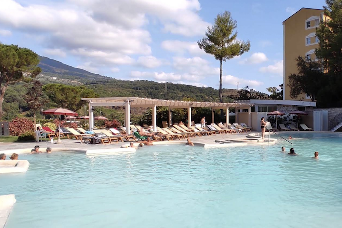 Le indagini sulla morte del bambino rimasto incastrato in una piscina, vicino a Latina