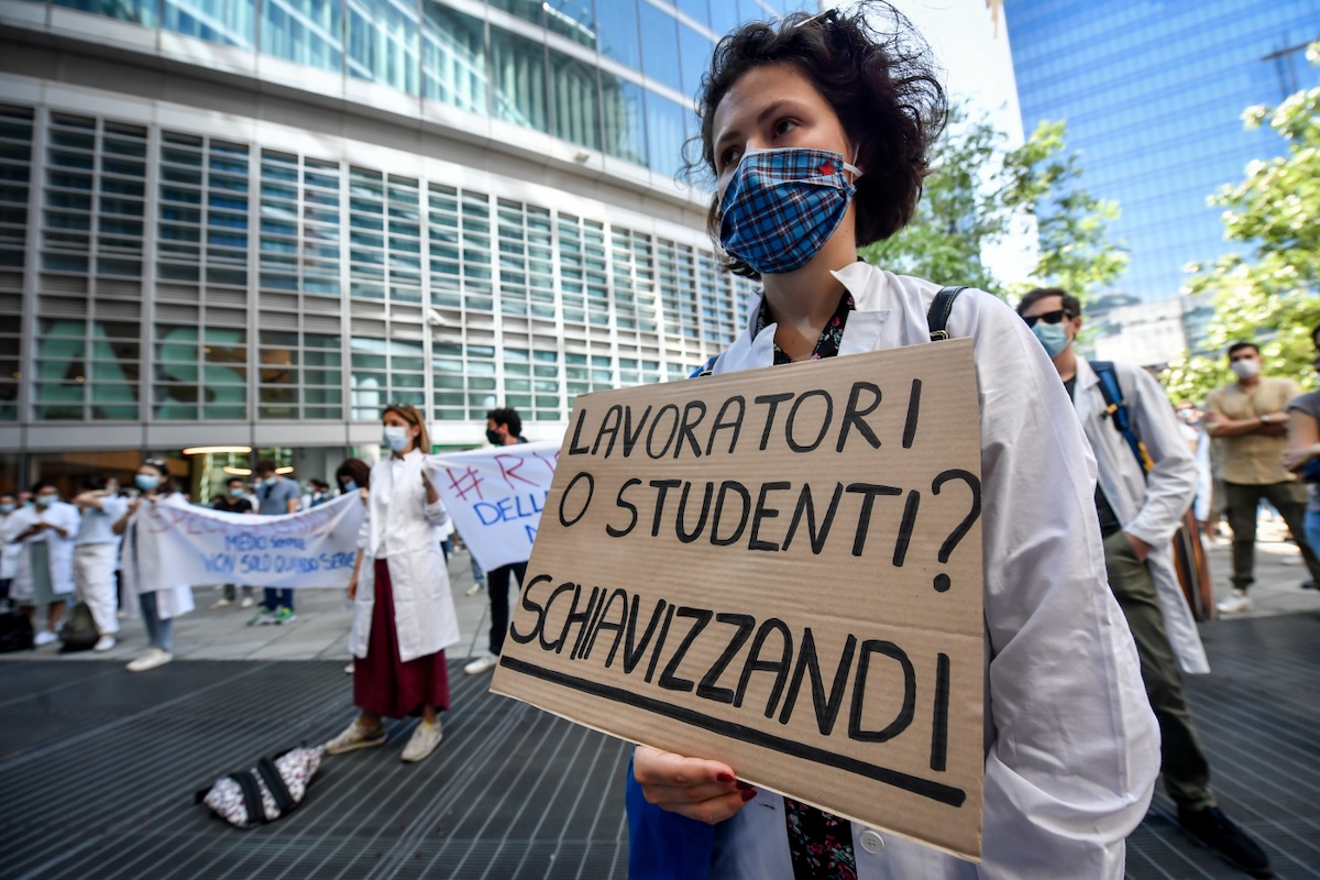 Lo sfruttamento sistematico dei medici specializzandi negli ospedali