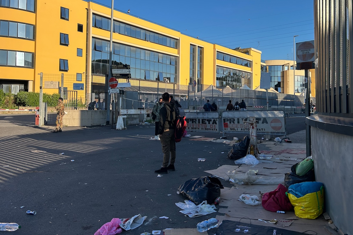 In coda all’ufficio immigrazione di Roma per ore, giorni, notti