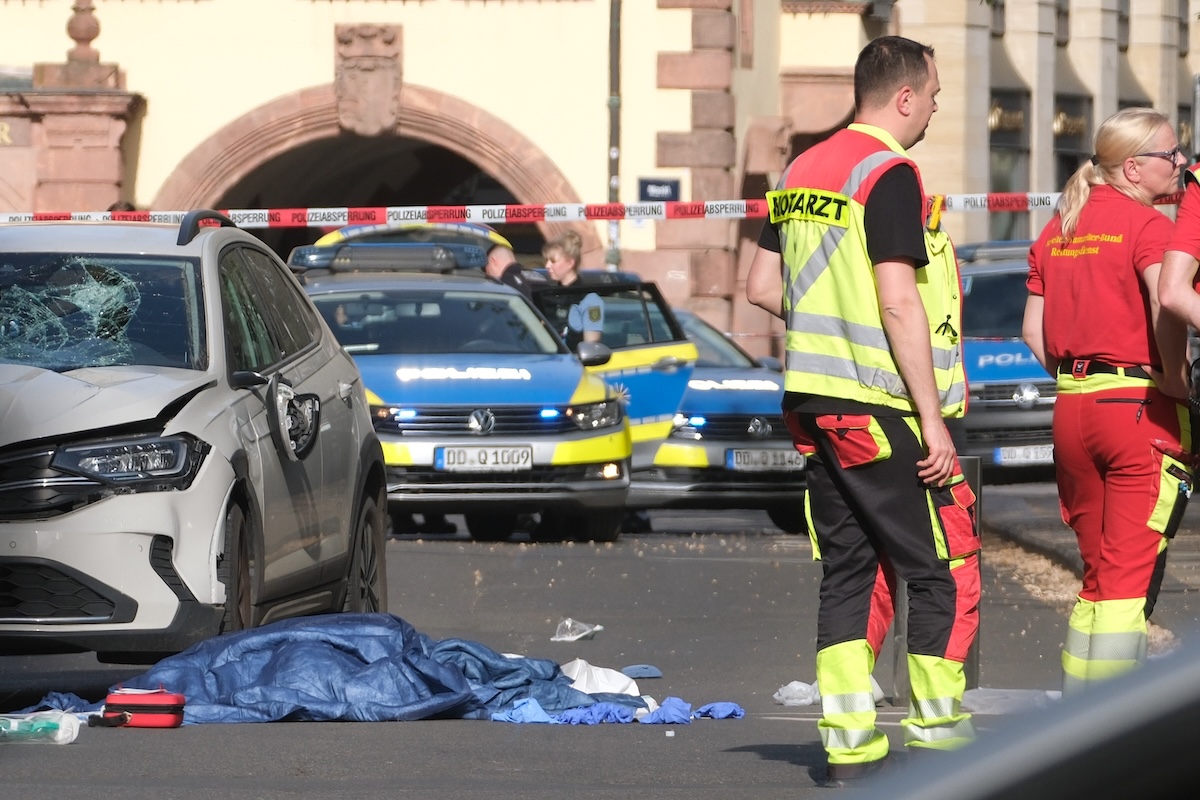 Un uomo a bordo di un’auto ha travolto una ventina di persone in centro a Lipsia