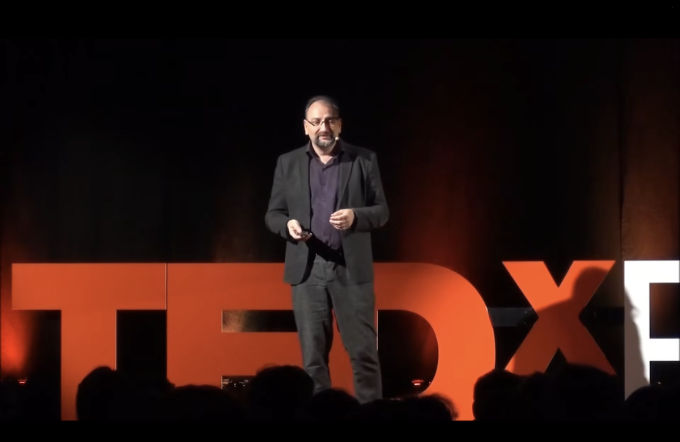 Il professore francese che si è inventato un premio per vincerlo