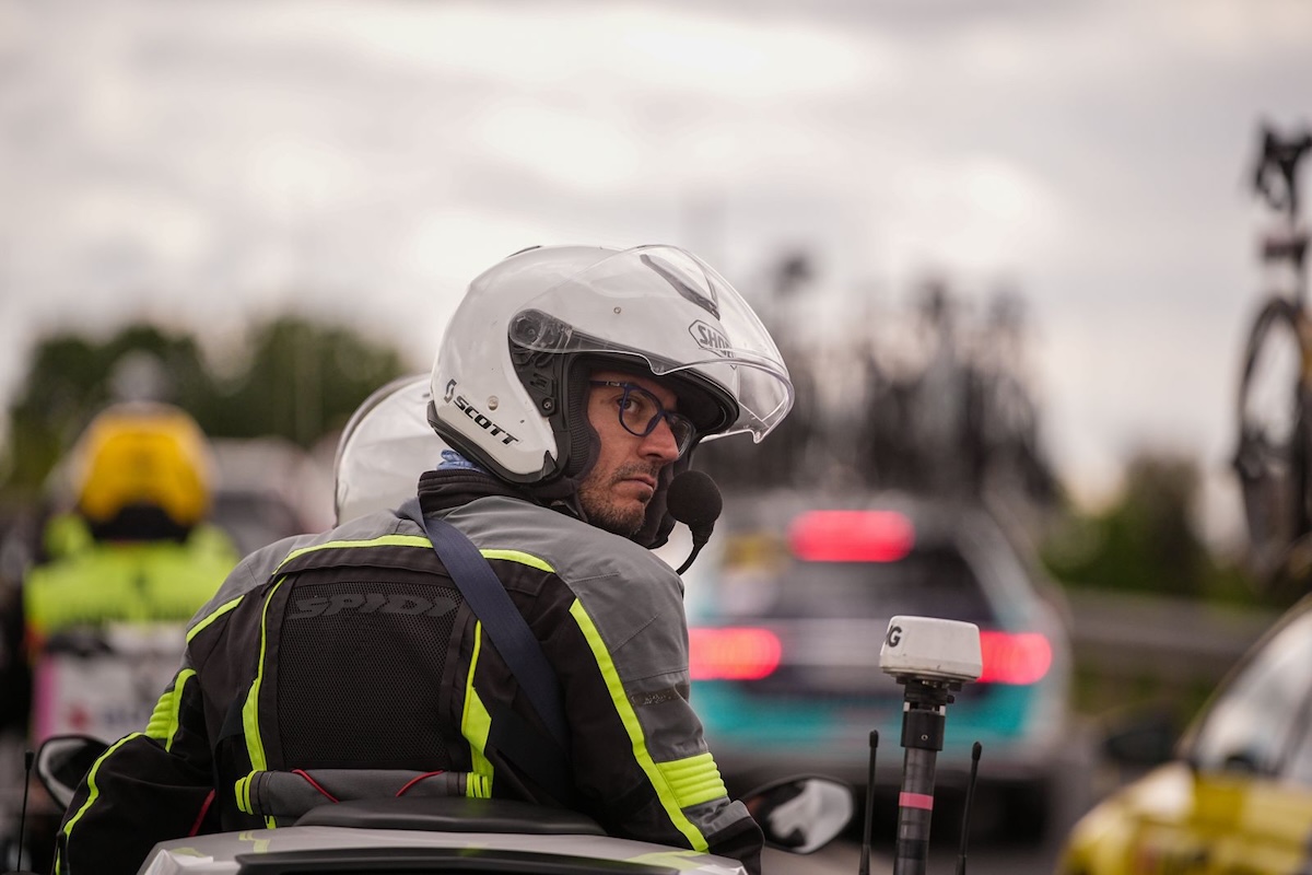 Il ciclismo raccontato dalle moto