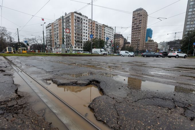 Se ci saranno più buche nelle strade si potrà dare la colpa allo stretto di Hormuz