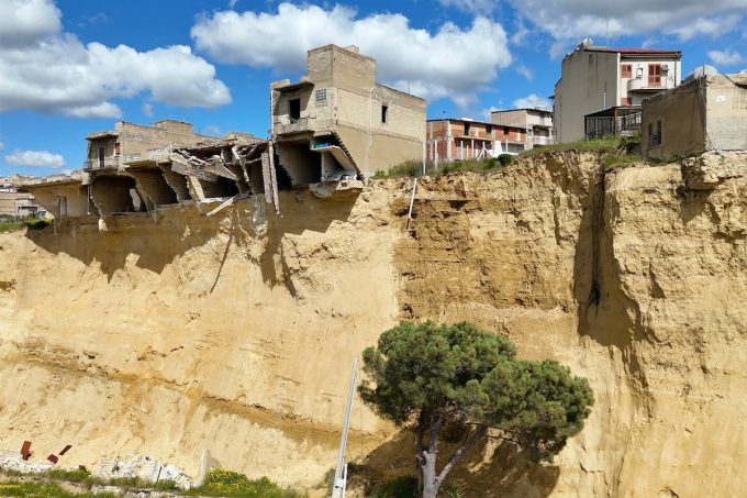 A Niscemi saranno demolite tutte le case nella zona rossa