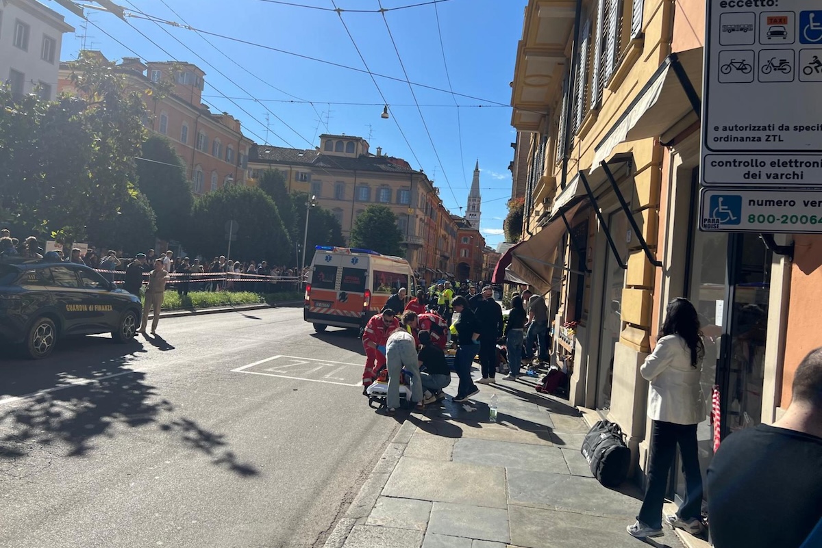 Una persona in auto ha investito i pedoni in centro a Modena